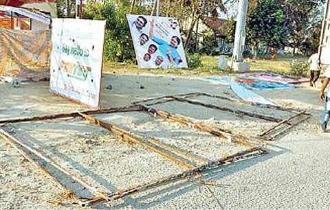 வேலூர் கிரீன்சர்க்கிள் அருகே அமமுக சார்பில் வைக்கப்பட்ட பேனர் நேற்று மாலை அகற்றப்பட்டது. அடுத்த படம்: வாணியம்பாடி தேசிய நெடுஞ்சாலையில் வைக்கப்பட்ட அமமுக பேனர் அகற்றப்பட்டது.