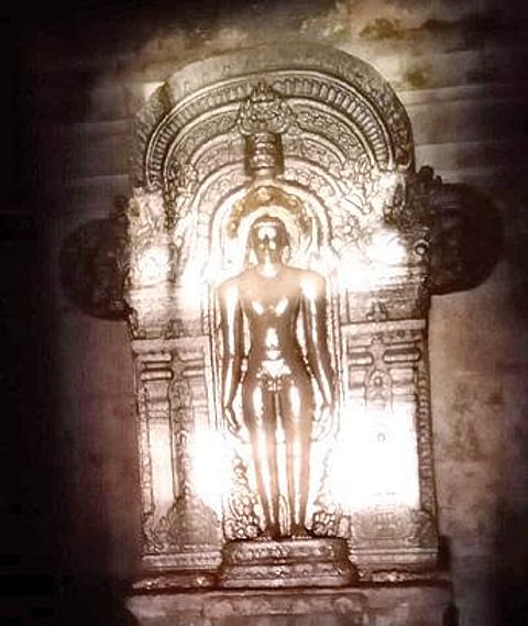 ஆரணி அருகே பொன்னெழில் நாதர் ஜெயின் கோயிலில் சுவாமி மீது விழுந்த சூரிய ஒளி.