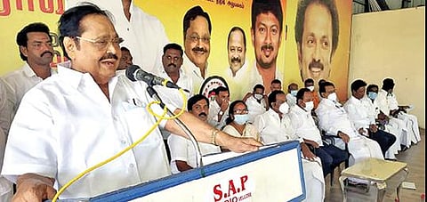 வேலூர் மத்திய மாவட்ட திமுக அலுவலகத்தில் நடைபெற்ற இளைஞரணி ஆலோசனைக் கூட்டத்தில் பேசும் அக்கட்சியின் பொதுச்செயலாளர் துரைமுருகன். அருகில், எம்எல்ஏக்கள் நந்தகுமார், கார்த்திகேயன் உள்ளிட்டோர்.