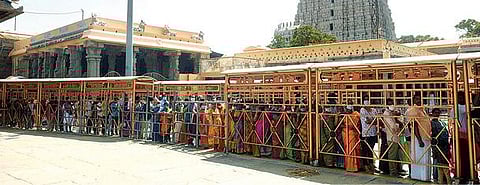 அண்ணாமலையார் கோயிலில் சுவாமி தரிசனம் செய்ய நீண்ட வரிசையில் காத்திருந்த பக்தர்கள்.