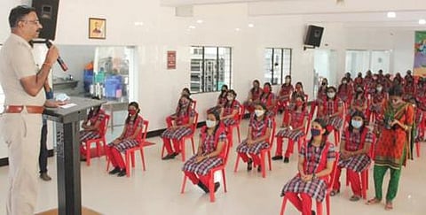 தூத்துக்குடி சுப்பையா வித்யாலயம் பெண்கள் மேல்நிலைப் பள்ளியில் நடைபெற்ற போக்ஸோ சட்டம் பற்றிய விழிப்புணர்வு நிகழ்ச்சியில் எஸ்பி எஸ்.ஜெயக்குமார் பேசினார்.