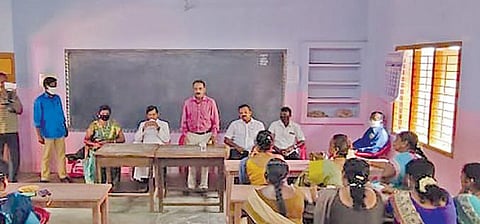 வெய்க்காலிப்பட்டியில் அஞ்சல்துறை சார்பில் நடைபெற்ற ஆதார் சேவை சிறப்பு முகாமை தொடக்கி வைத்து கோவில்பட்டி கோட்ட அஞ்சலக முதுநிலை கண்காணிப்பாளர் பாண்டியராஜ் பேசினார்.