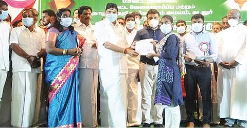 கடலூரில் நடைபெற்ற தனியார்துறை வேலை வாய்ப்பு முகாமில் தேர்வு செய்யப்பட்டவர்களுக்கு தொழில்துறை அமைச்சர் சம்பத் பணி ஆணையை வழங்கினார்.