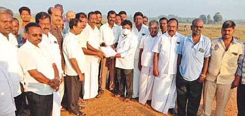 உளுந்தூர்பேட்டை நில அளவையர் ஹரிநாத்திடம் திருப்பதி திருமலா தேவஸ்தானத்தினம் மூலம் அமைக்கப்பட உள்ள கோயிலுக்காக பதிவு செய்யப்பட்ட இடத்தின் பத்திரத்தை வழங்கும் சட்டப்பேரவை உறுப்பினர் குமரகுரு.