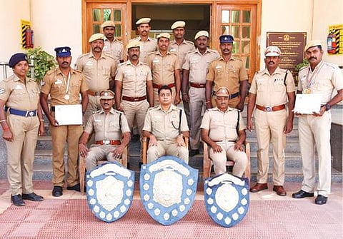 காவல்துறையின் மாநில அளவிலான துப்பாக்கி சுடும் போட்டியில் கலந்து கொண்டு பதக்கங்களை வென்ற வடக்கு மண்டல அணியினர் கடலூர் எஸ்பி அபிநவ் உடன் குழு படம் எடுத்தனர்.