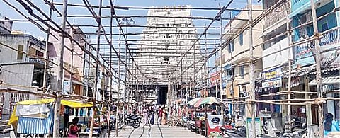 காஞ்சிபுரம் காமாட்சியம்மன் கோயிலில் பிரம்மோற்சவம் தொடங்க உள்ளதால் ராஜகோபுர முகப்பு பகுதியில் பந்தல் அமைக்கப்பட்டு வருகிறது.