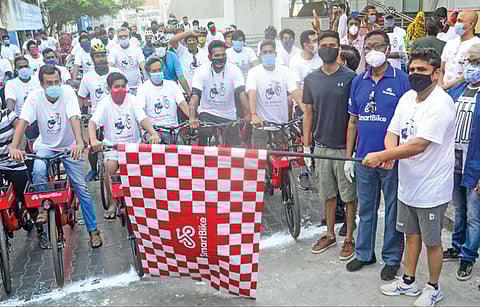 சென்னை மாநகராட்சி சார்பில் செயல்படுத்தப்பட்டுள்ள இ-பைக் மற்றும் அடுத்த தலைமுறை சைக்கிள் பற்றி பொதுமக்கள் மத்தியில் விழிப்புணர்வு ஏற்படுத்துவதற்காக சென்னை எழும்பூர் மெட்ரோ ரயில் நிலையத்தில் நடைபெற்ற விழிப்புணர்வு பேரணியை மாநகராட்சி ஆணையர் கோ.பிரகாஷ் கொடியசைத்து தொடங்கி வைத்தார். படம்: பு.க.பிரவீன்