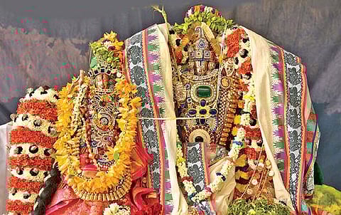 சேலம் கோட்டை அழகிரிநாதர் கோயிலில் ஆண்டாள் திருக்கல்யாண உற்ஸவம் நடைபெற்றது. இதில், ஆண்டாளுடன் மணக்கோலத்தில் பக்தர்களுக்கு சேவை சாதித்த பெருமாள். படம்: எஸ்.குரு பிரசாத்