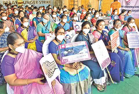 ஆயுர்வேத மருத்துவர்கள் அறுவை சிகிச்சை செய்ய எதிர்ப்பு தெரிவித்து ஈரோட்டில் ஐஎம்ஏ சார்பில் நேற்று நடந்த உண்ணாவிரதப் போராட்டத்தில் பங்கேற்ற பெண் மருத்துவர்கள்.