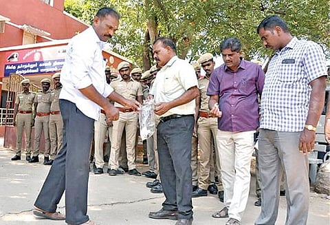 திருநெல்வேலியில் தச்சநல்லூர் காவல் நிலையம் முன்பு வெடிகுண்டு சிதறல்களை சேகரிக்கும் வெடிகுண்டு தடுப்புப் பிரிவு போலீஸார். படம்: மு.லெட்சுமி அருண்