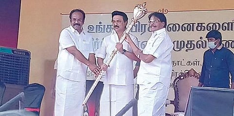 விருதுநகர் அருகே பட்டம்புதூரில் நடந்த கூட்டத்தில் திமுக தலைவர் மு.க.ஸ்டாலினுக்கு செங்கோல் பரிசு வழங்கிய மாவட்டச் செயலாளர்கள் சாத்தூர் ராமச்சந்திரன், தங்கம் தென்னரசு.