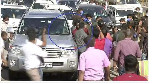 சசிகலா காரைப் பின்தொடர்ந்த இளைஞர்: செல்ஃபி எடுத்துக்கொண்ட சசிகலா