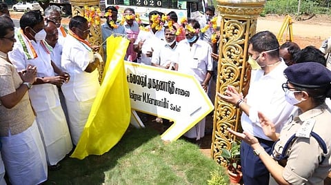 காரைக்காலில் புதிதாக அமைக்கப்பட்டுள்ள மேற்கு புறவழிச்சாலைக்கான பெயர்ப் பலகையை திறந்து வைத்த புதுச்சேரி முதல்வர் வி.நாராயணசாமி.