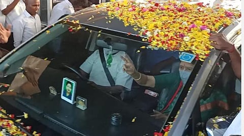 வாணியம்பாடி நெக்குந்தி பகுதியில் காரில் இருந்தபடி தொண்டர்களைப் பார்த்து இரட்டை இலையைக் காட்டியபடி புறப்பட்ட சசிகலா.