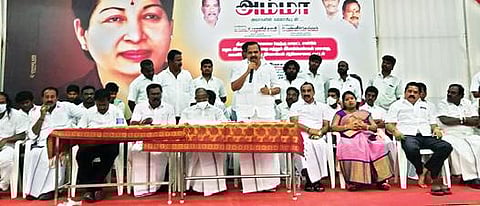 திருவண்ணாமலையில் நடைபெற்ற அதிமுக நிர்வாகிகள் ஆலோசனைக் கூட்டத்தில் பேசும் மாவட்ட செயலாளர் அக்ரி எஸ்.எஸ்.கிருஷ்ணமூர்த்தி.