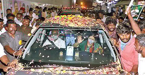 வேலூர் மாவட்ட ஆட்சியர் அலுவலகம் எதிரே நேற்றிரவு பூக்களை தூவி சசிகலாவை வரவேற்ற அவரது ஆதரவாளர்கள்.