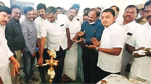 திருப்பத்தூர் அடுத்த பாச்சல் ஊராட்சியில் புதிய கால்நடை மருத்துவமனை தொடக்க விழாவில் குத்துவிளக்கேற்றிய அமைச்சர் கே.சி.வீரமணி, அருகில் மாவட்ட ஆட்சியர் சிவன் அருள் உள்ளிட்டோர்.