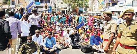 திருவண்ணாமலையில் கண்களில் கருப்பு துணியை கட்டிக்கொண்டு நேற்று சாலை மறியலில் ஈடுபட்ட அரசு ஊழியர்கள்.