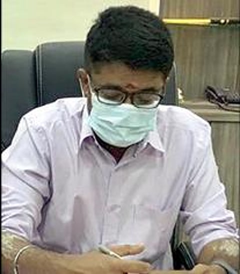 திருச்செந்தூர் சுப்பிரமணிய சுவாமி கோயில் புதிய செயல் அலுவலராக பா.விஷ்ணு சந்திரன் பொறுப்பேற்றார்.