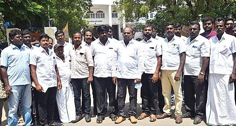 திருச்செந்தூர்- பரமன்குறிச்சி சாலையை சீரமைக்கக் கோரி ஆட்சியரிடம் மனு அளிக்க வந்த மக்கள். படம்: என்.ராஜேஷ்