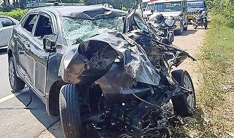 திண்டிவனம் அருகே மரத்தில் மோதி விபத்துக்குள்ளான கார்.