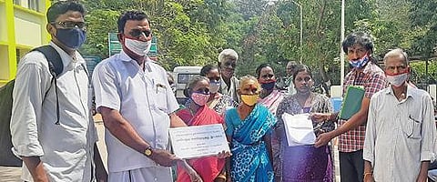 விழுப்புரம் ஆட்சியரிடம் மனு அளிக்க வந்த அனந்தபுரம் பொதுமக்கள்.