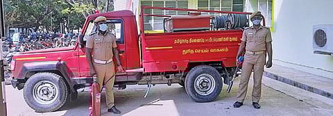 விழுப்புரம் ஆட்சியர் அலுவலக வளாகத்தில் தீத்தடுப்பு கருவிகளுடன் நிறத்தப் பட்டுள்ள தீயணைப்பு வாகனம்.