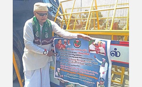 சசிகலா வருகைக்கு எதிர்ப்பு தெரிவித்து, சேலம் ஆட்சியர் அலுவலகம் முன்பு எதிர்ப்பு சுவரொட்டியுடன் எம்ஜிஆர் வேடமணிந்து பரபரப்பை ஏற்படுத்திய ஓய்வு பெற்ற போலீஸ் ஏட்டு ரத்தினம்.