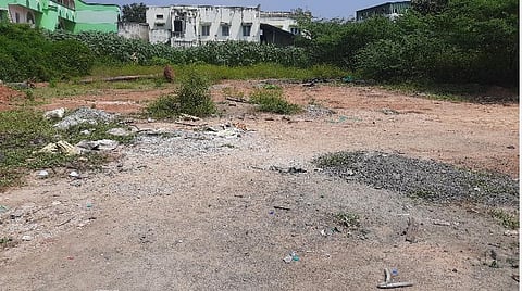 அரசுடைமையாக்கப்பட்ட காலி மனை.