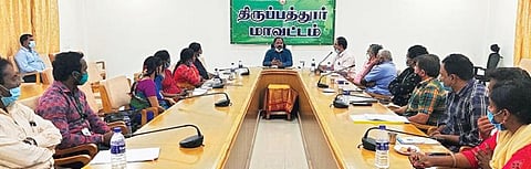 திருப்பத்தூர் மாவட்ட ஆட்சியர் அலுவலகத்தில் நேற்று நடைபெற்ற ஆலோசனை கூட்டத்தில் பேசும் ஆட்சியர் சிவன் அருள்.