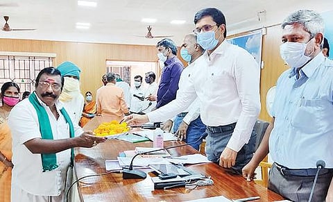 கூட்டுறவு கடன் தள்ளுபடியை செய்த அரசுக்கு நன்றி தெரிவிக்கும் விதமாக நேற்று நடைபெற்ற குறைதீர் கூட்டத்தில் ஆட்சியர் ம.கோவிந்தராவுக்கு இனிப்பு வழங்கும் விவசாயிகள்.