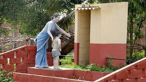 கழிவறையே இல்லாத வீட்டில் கழிவறை கட்டியதாக கணக்கு: இளையான்குடி அருகே தூய்மை பாரத திட்டத்தில் முறைகேடு