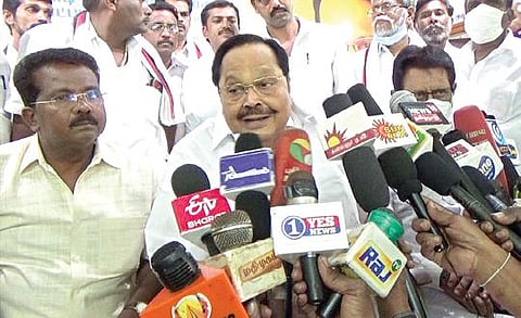 காட்பாடியில் நேற்று செய்தியாளர்களை சந்தித்த திமுக பொதுச்செயலாளர் துரைமுருகன்.