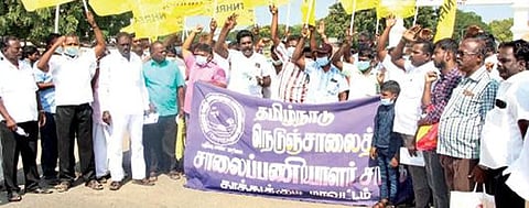 தூத்துக்குடி மாவட்ட ஆட்சியர் அலுவலகம் முன்பு ஆர்ப்பாட்டம் நடத்திய சாலைப் பணியாளர்கள்.