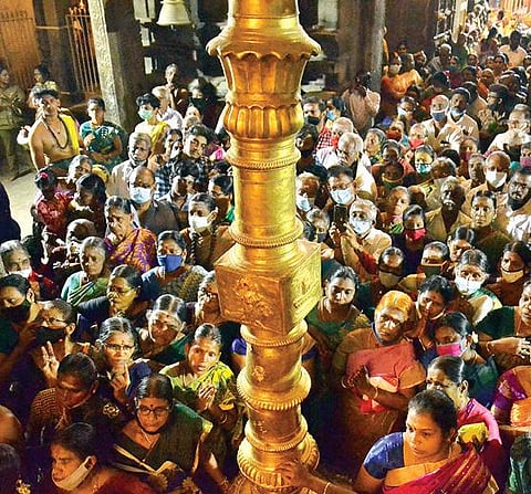 திருநெல்வேலி நெல்லையப்பர் கோயிலில் இன்று நடைபெறும் பத்ரதீபத் திருவிழாவை முன்னிட்டு, சுவாமி சந்நிதி மணிமண்டபத்தில் தங்கவிளக்கு நேற்று இரவு ஏற்றப்பட்டது. திரளான பக்தர்கள் பங்கேற்றனர். படங்கள்: மு.லெட்சுமி அருண்.