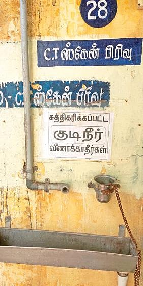 கிருஷ்ணகிரி அரசு தலைமை மருத்துவ மனையில் சிடி ஸ்கேன் பிரிவு பகுதியில் பயனற்றுள்ள சுத்திகரிக்கப்பட்ட குடிநீர் விநியோக குழாய். படம்: எஸ்.கே.ரமேஷ்