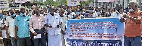 விழுப்புரத்தில் உள்ள தனியார் தண்ணீர் நிறுவனத்தை மூடக்கோரி ஆட்சியர் அலுவலகம் எதிரே பொதுமக்கள் ஆர்ப்பாட்டம் நடத்தினர்.