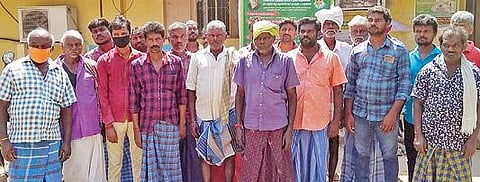 அவிநாசி வட்டாட்சியர் அலுவலகத்தை நேற்று முற்றுகையிட்ட குரும்பபாளையம் கிராம மக்கள்.