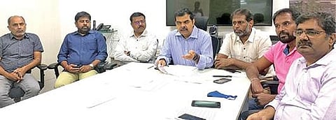 ஜவுளி பையிங் முகவர்கள் சங்கம் சார்பில் திருப்பூரில் நடந்த கூட்டத்தில் பங்கேற்ற நிர்வாகிகள்.