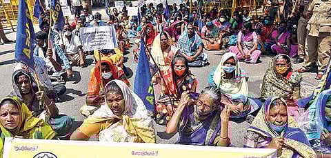 திருப்பூர் மாவட்ட ஆட்சியர் அலுவலகம் முன்பு நேற்று வயிற்றில் ஈரத்துணி கட்டி, ஒப்பாரி வைத்து போராட்டத்தில் ஈடுபட்ட அரசு ஊழியர்கள் சங்கத்தினர். படம்: இரா.கார்த்திகேயன்