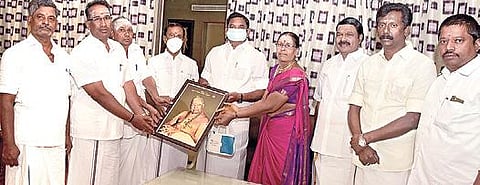 முதல்வருக்கு கிருபானந்த வாரியார் சுவாமிகளின் திருவுருவப் படத்தை நினைவுப் பரிசாக வழங்கிய கிருபானந்த வாரியாரின் குடும்பத்தினர்.