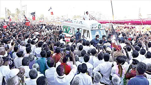 கிருஷ்ணகிரி ஆவின் மேம்பாலம் அருகே முதல்வர் பழனிசாமிக்கு வரவேற்பு அளிக்கப்பட்டது. திரண்டிருந்த தொண்டர்கள் மத்தியில் முதல்வர் பழனிசாமி பேசினார். படம்: எஸ்.கே.ரமேஷ்