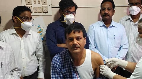 கரோனா தடுப்பூசி போட்டுக்கொள்ளும் தலைமைச்செயலர் அஸ்வனி குமார்.