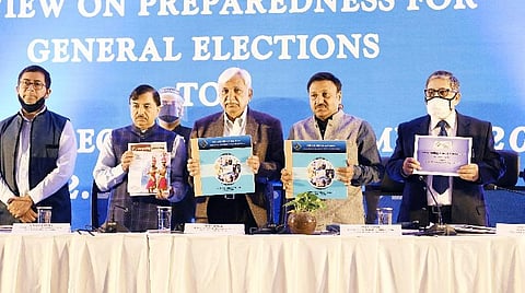 தேர்தல் விழிப்புணர்வு தொடர்பான புத்தகம், வீடியோக்கள் வெளியீடு