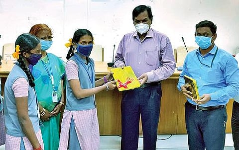 ராணிப்பேட்டை மாவட்டத்தில் மிகச்சிறிய செயற்கைக்கோள்கள் தயாரிப்பில் ஈடுபட்ட மாணவ, மாணவிகளை பாராட்டிய ஆட்சியர் கிளாட்ஸ்டன் புஷ்பராஜ்.