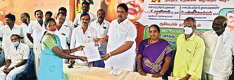 கலசப்பாக்கம் அருகே நடந்த நிகழ்ச்சியில் பெண் ஒருவருக்கு நலத்திட்ட உதவியை வழங்கிய எம்எல்ஏ பன்னீர்செல்வம்.