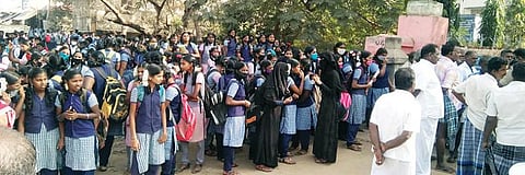கணியம்பாடி அரசு மேல்நிலை பள்ளி நுழைவு வாயில் கேட்டுக்கு பூட்டு போட்டதால், வகுப்புகளுக்கு செல்ல முடியாமல் வெளியே காத்திருந்த மாணவிகள்.