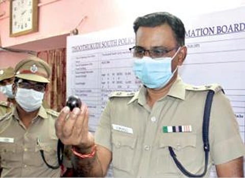 கைதானவர்களிடம் இருந்து பறிமுதல் செய்யப் பட்ட கருப்பு வைரம் போன்ற பொருளை தூத்துக்குடி மாவட்ட எஸ்பி ஜெயக்குமார் செய்தியாளர்களிடம் காண்பித்தார்.