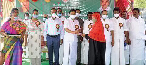 திண்டிவனத்தில் சமூக நலத்துறை சார்பாக நடைபெற்ற நிகழ்வில் திருமண திட்ட உதவிகளை பயனாளி ஒருவருக்கு அமைச்சர் சி.வி.சண்முகம் வழங்குகிறார்.