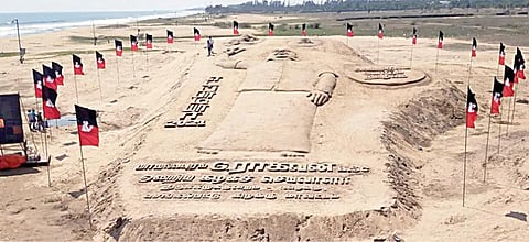 மாமல்லபுரம் கடற்கரையில் 160 அடி நீளத்தில் உருவாக்கப்பட்டுள்ள முதல்வர் பழனிசாமியின் மணல் சிற்பம்.